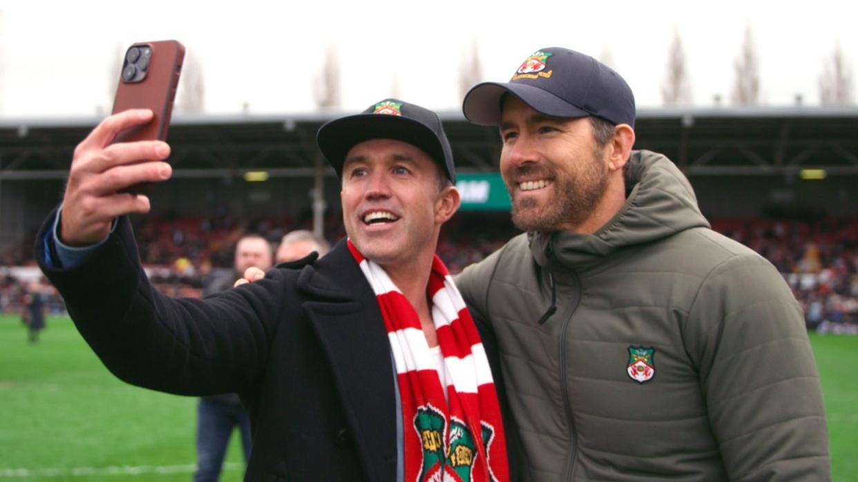  Rob McElhenney and Ryan Reynolds in Welcome to Wrexham. 