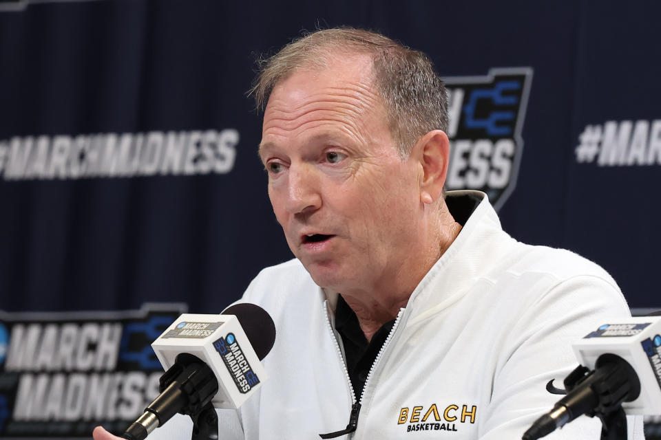 20 maart 2024;  Salt Lake City, UT, VS;  Long Beach State 49ers-coach Dan Monson spreekt de media toe tijdens een NCAA-training in de eerste ronde in het Delta Center.  Verplicht krediet: Rob Gray-USA TODAY Sports