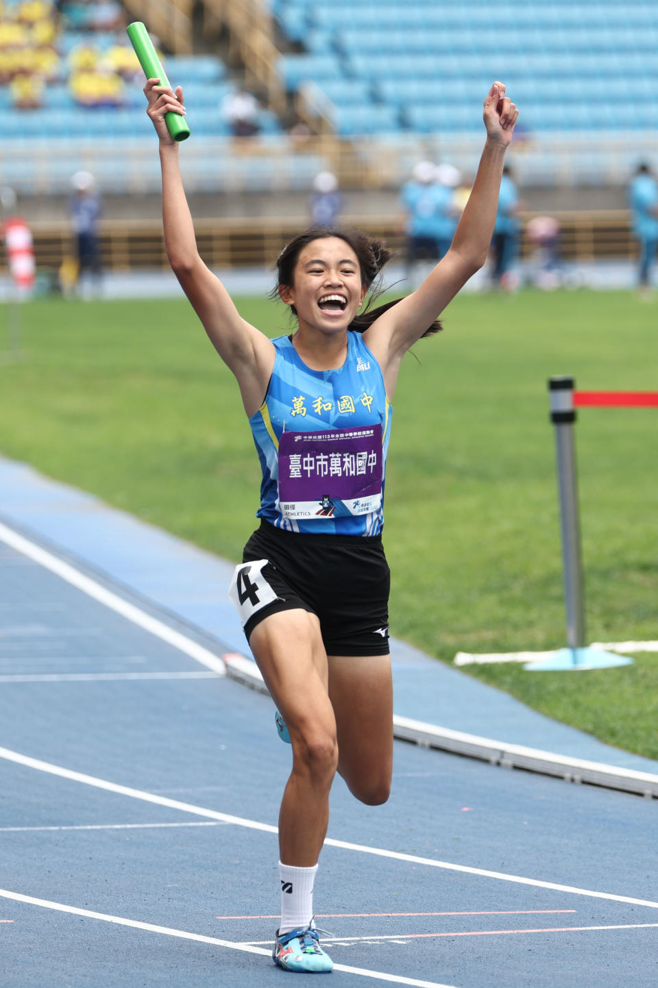 陳羿岑在4×400公尺接力擔任第4棒，通過終點時興奮高舉雙手慶祝。（臺北市政府教育局提供）