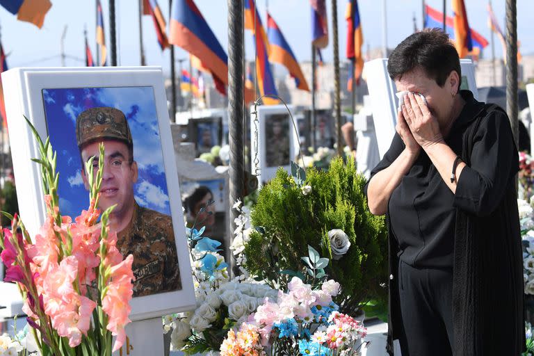 Los asistentes lloran en un cementerio de guerra conmemorativo en Ereván el 27 de septiembre de 2023, con motivo del tercer aniversario del comienzo de la segunda guerra de Nagorno Karabaj. (Karen MINASYAN / AFP)