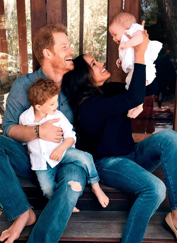 Los duques de Sussex con sus hijos, Archie y Lilibet