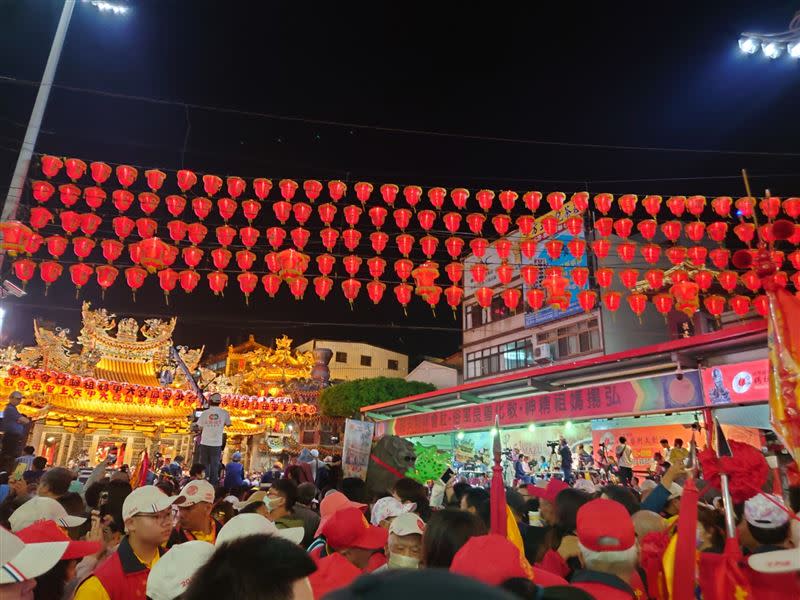 台中大甲鎮瀾宮媽祖遶境，吸引許多民眾參與。（圖／東方線上提供）