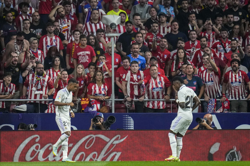 Rodrygo (izquierda) celebra junto a su compañero Vinicius Junior tras anotar el primer gol del Real Madrid en la victoria 2-1 ante el Atlético de Madrid en la Liga española, el domingo 18 de septiembre de 2022. (AP Foto/Manu Fernández)