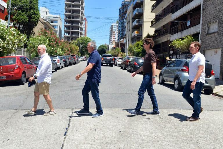 Horacio Rodríguez Larreta imitó junto a Martín Lousteau, Diego Santilli y Gerardo Morales la icónica foto de los Beatles