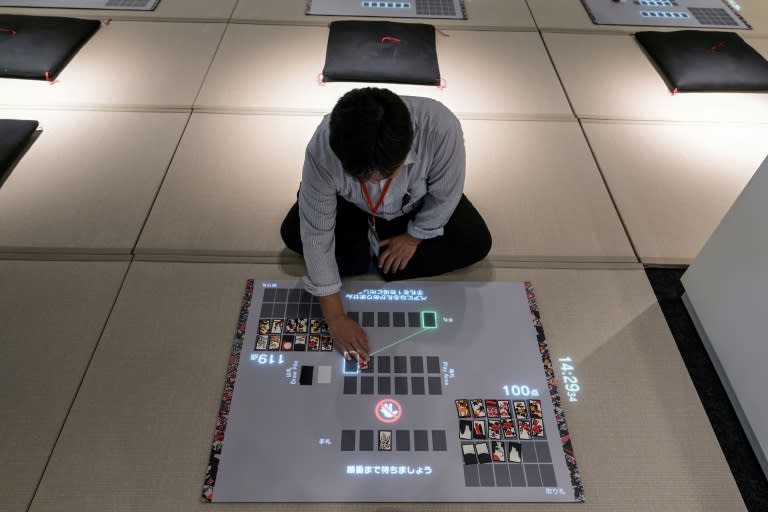 Un visitante del museo Nintendo juega a una versión interactiva del juego de cartas "hanafuda" el 24 de septiembre de 2024 en las afueras de Kioto (Richard A. Brooks)