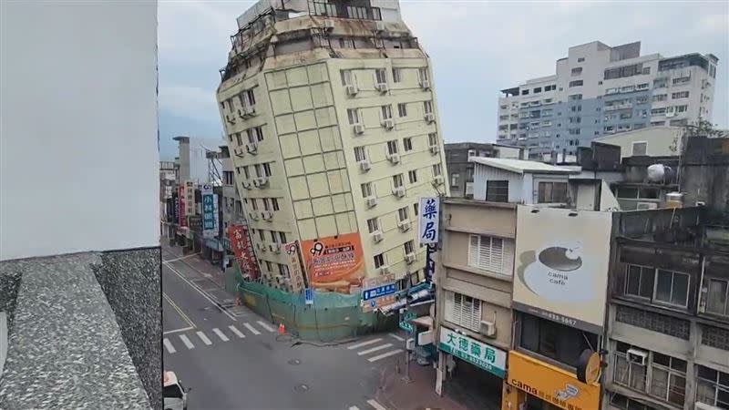 花蓮「富凱大飯店」因地震傾斜，照理說餘震會隨著時間愈來愈少、愈來愈小，專家指出，最近餘震卻越多越大，事實上從前天起規模達5以上餘震就比較多。（圖／翻攝畫面）