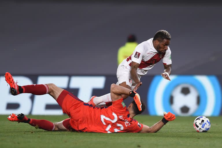 Dibu abre las manos, pero ya derribó a Yotún con su cuerpo, en el último 1-0 sobre Perú; el penal fue desviado