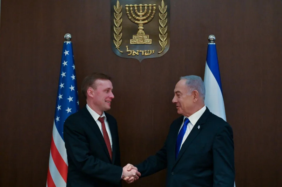 Jake Sullivan shakes hands with Benjamin Netanyahu.