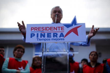 Chilean conservative presidential candidate Sebastian Pinera delivers a speech during a campaign rally in Santiago, Chile September 20, 2017. Picture taken September 20, 2017. The banner reads,