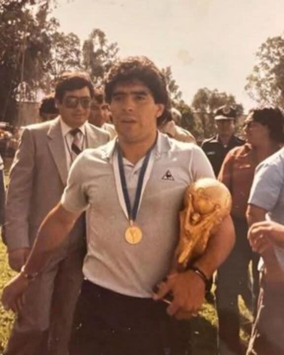 Diego Armando Maradona en el Club América con la Copa del Mundo