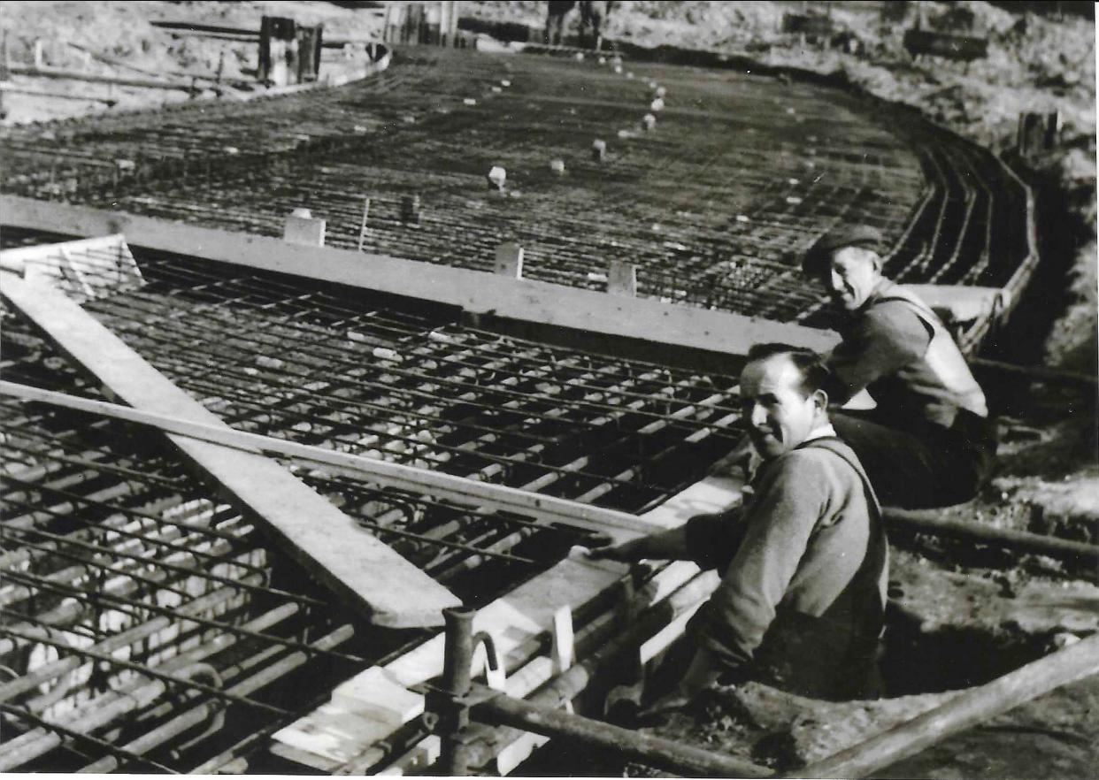 Men working on the Jodrell Bank site in the early 1950s (Isabel Hunt/PA)