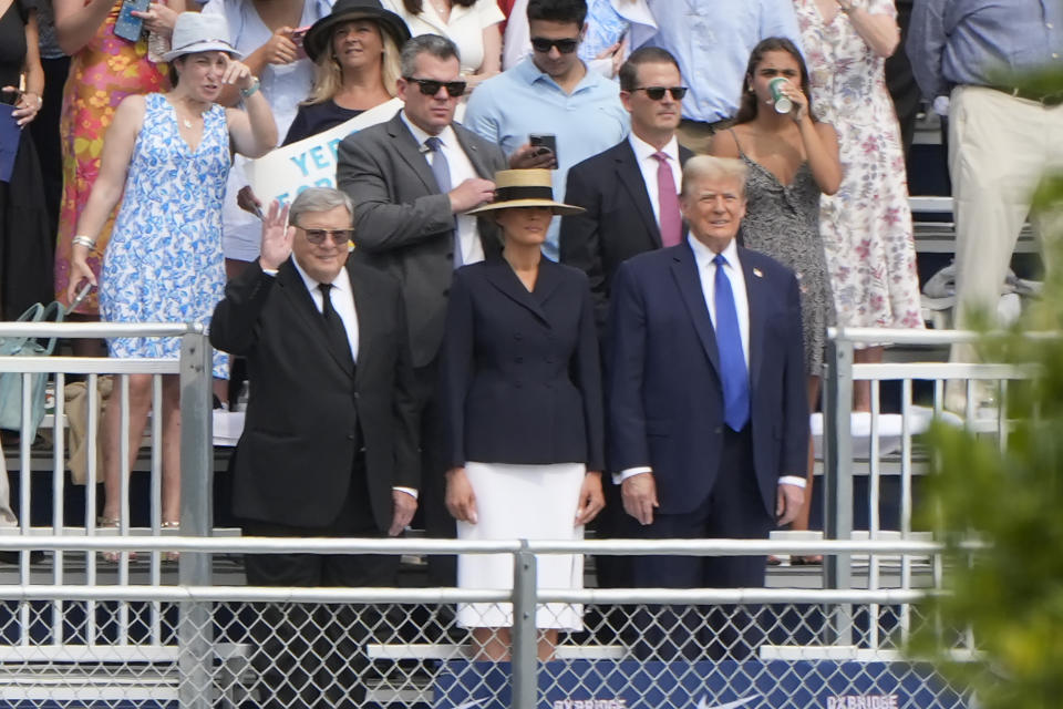 El expresidente de EEUU Donald Trump, acompañado por Melania Trump y el padre de ésta, Viktor Knavs, asisten a una ceremonia de graduación de su hijo Barron en la Academia Oxbridge el viernes 17 de mayo de 2024 en West Palm Beach, Floridaa. (AP Foto/Lynne Sladky)