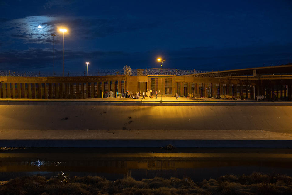 Immigrants wait overnight next to the U.S.-Mexico border fence to seek asylum in the U.S. on Jan. 7, 2023, as viewed from Ciudad Juarez, Mexico.  / Credit: Getty Images