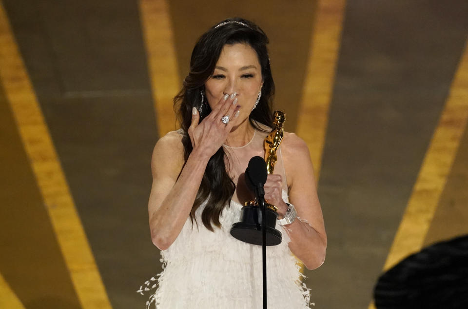 Michelle Yeoh acepta el Oscar por mejor actriz por su papel protagónico en "Everything Everywhere All at Once" ("Todo en todas partes al mismo tiempo"), el domingo 12 de marzo de 2023, en el Teatro Dolby de Los Ángeles. (Foto AP/Chris Pizzello)