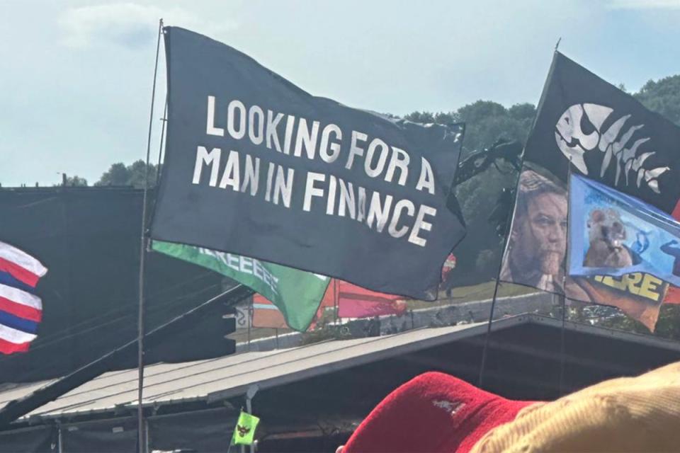 One of the many ‘man in finance’ flags at the festival (Glastonbury Live/X)