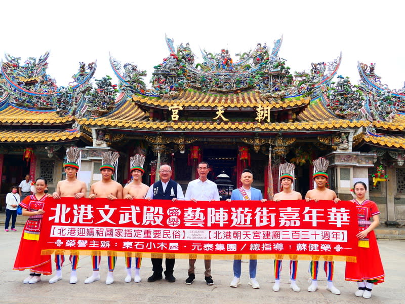 逾百組藝陣熱鬧祝壽  北港迎媽祖將登場 北港迎媽祖即朝天宮媽祖遶境，其中以農曆3月19 日、20日規模最盛大，2024年報名真人藝閣逾50輛， 藝陣報名超過100組，盛況空前。北港朝天宮董事長 蔡咏鍀（右5）等人24日邀請大家屆時一起到北港逗 熱鬧。 中央社記者姜宜菁攝  113年4月24日 