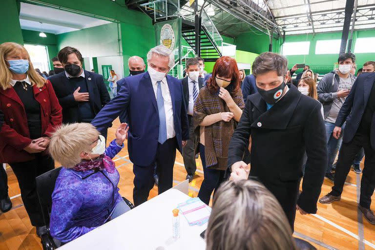 El presidente Alberto Fernández, junto a la vicepresidenta Cristina Fernández de Kirchner y el gobernador bonaerense Axel Kicillof, visitaron este mediodía, en el marco de la agenda que desarrollaron en el municipio de Ensenada, el Polideportivo Municipal Ortiz de Rosas, una de las sedes sanitarias dispuestas para la campaña de vacunación contra el covid-1