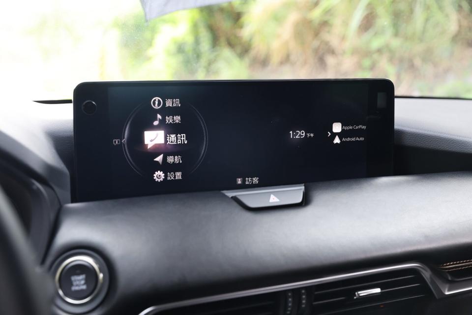 12.3吋中央資訊顯示幕可支援無線Apple CarPlay與有線Android Auto連結功能，但不具備觸控功能，只能從鞍座上的旋鈕來進行操作設定。