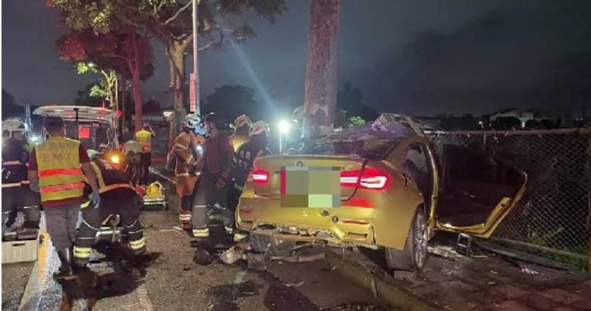 桃園市八德區東勇北路12日晚上1轎車疑似天雨路滑，車輛失控撞上路樹，車輛2男子命危，1女子雙腳骨折。（圖／翻攝照片）