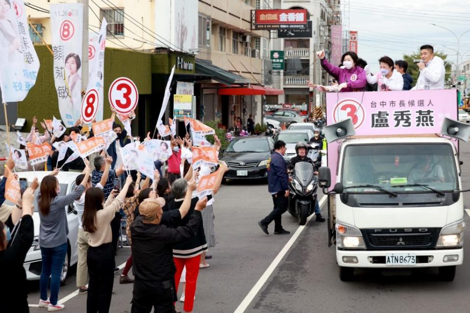 台中市長盧秀燕昨日在副議長顏莉敏、總幹事顏寬恒的陪同下，車隊在沙鹿海線地區掃街，沿途受到支持者熱烈歡迎。（記者陳金龍攝）