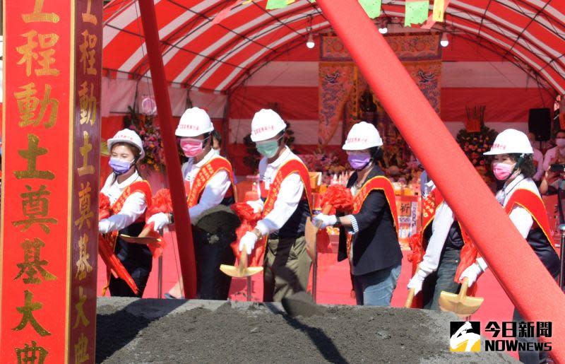 ▲秀水鄉馬興玄武宮建廟動土奠基大典，彰化縣長王惠美、馬興玄武宮建廟基金會董事長葉國鐘、管理委員會主任委員林丙丁等人一起動土同賀。（圖／記者陳雅芳攝，2020.12. 02）