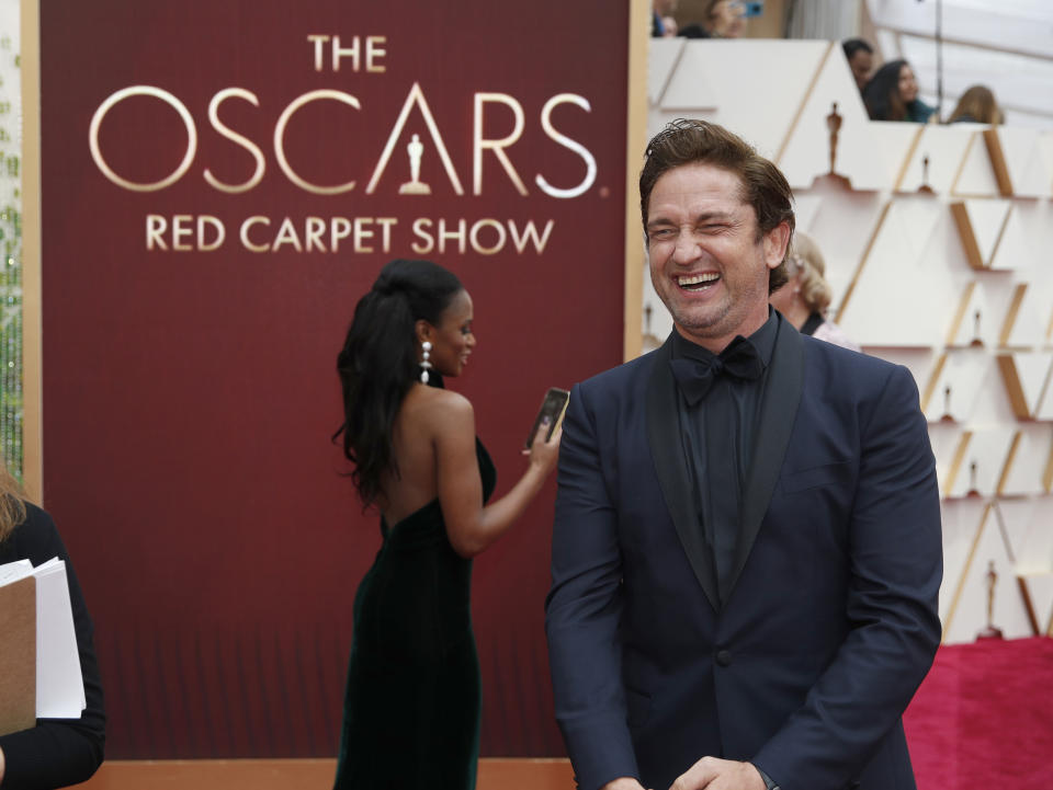 ARCHIVO - En esta fotografía de archivo del 9 de febrero de 2020 Gerard Butler llega a los Oscar en el Teatro Dolby en Los Angeles. La Academia de las Artes y Ciencias Cinematográficas, que organiza los Oscar, donará 6 millones para ayudar a empleados de la industria que se quedaron sin trabajo por la pandemia del coronavirus. (Foto AP/John Locher, archivo)