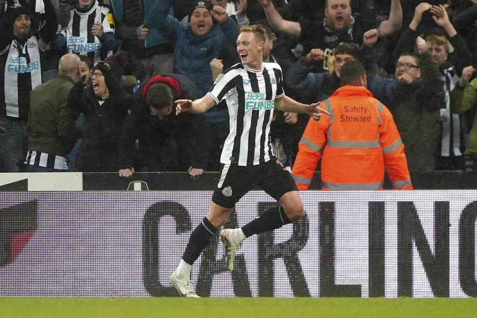 Sean Longstaff, del Newcastle United, festeja tras anotar el segundo gol ante Southampton en la Copa de la Liga inglesa, el martes 31 de enero de 2023 (Owen Humphreys/PA via AP)