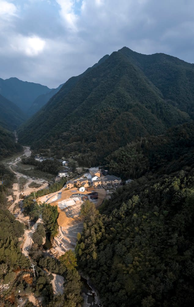 Aerial view of the Flowing Cloud pavilion gives one a better idea of its positioning in the mountainside.