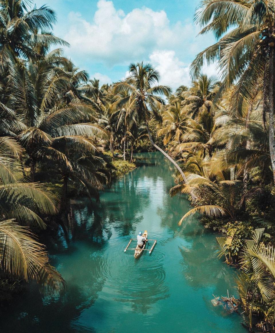 <p>No es uno de los rincones más conocidos de Filipinas, pero sí de los más espectaculares. En Dapa, situado en la parte nordeste de la isla de Mindanao, encontrarás paisajes increíbles y disfrutarás de atardeceres asombrosos. Se puede llegar en avión desde Manila. (Foto: Instagram / <a rel="nofollow noopener" href="http://www.instagram.com/p/BgLbLsvhPVc/" target="_blank" data-ylk="slk:@rolandsvarsbergs;elm:context_link;itc:0;sec:content-canvas" class="link ">@rolandsvarsbergs</a>). </p>