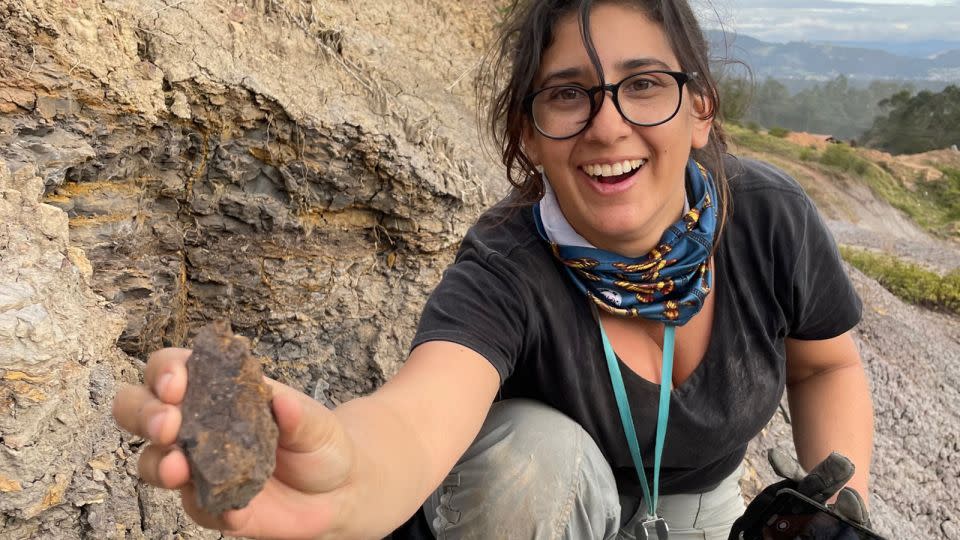 Η Mónica Carvalho κρατά το παλαιότερο σταφύλι που ανακαλύφθηκε πρόσφατα στο δυτικό ημισφαίριο στον αρχαιολογικό χώρο της Κολομβίας.  – Fabiany Herrera