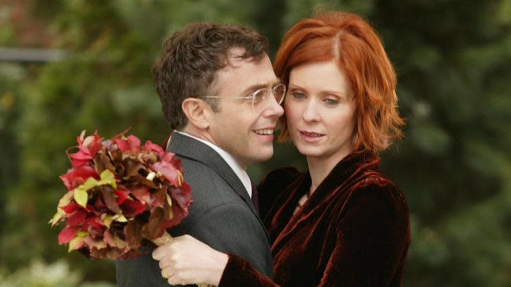 David Eigenberg and Cynthia Nixon as Steve and Miranda embracing in Sex and the City.