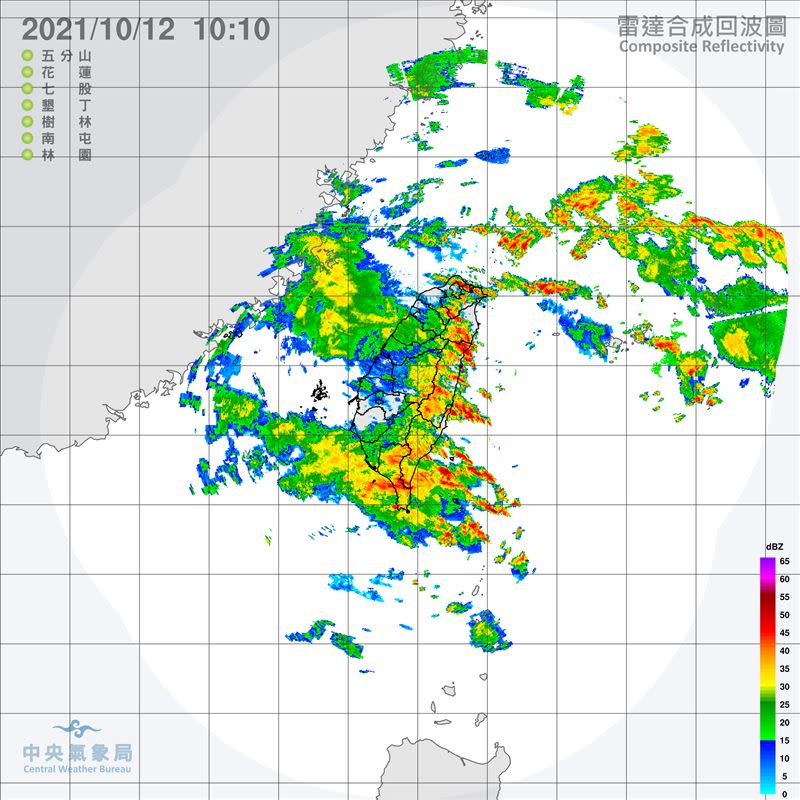 圓規颱風遠離，不過其外圍環流持續發威，為台灣東半部帶來驚人風勢及雨量。（圖／翻攝自氣象局）