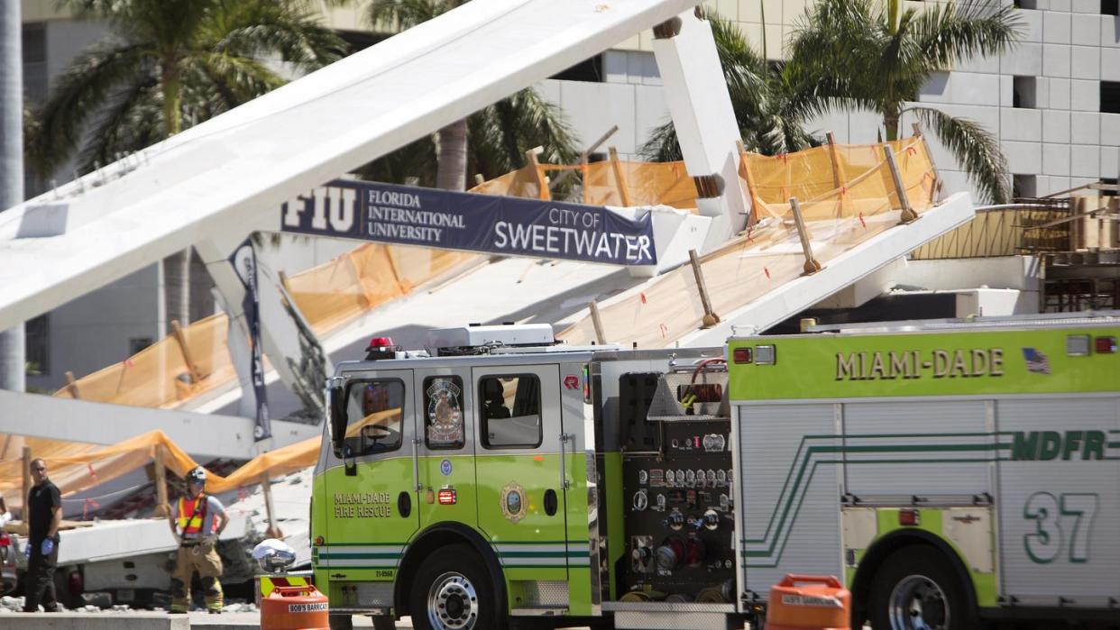 Die eingestürzte Fußgängerbrücke war erst wenige Tage alt. Foto: Daniel A. Varela/Miami Herald