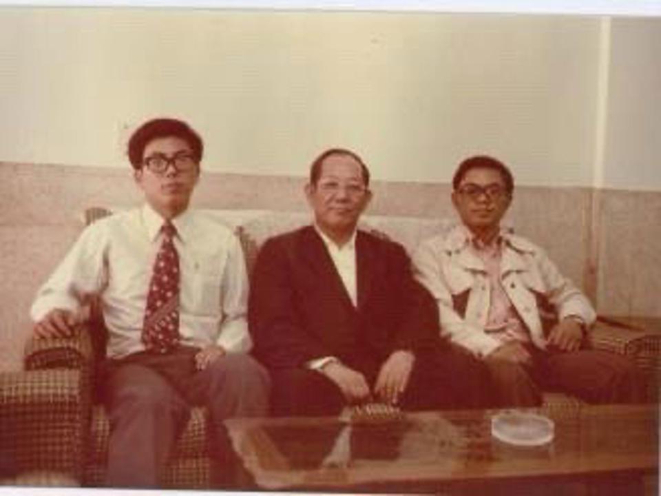 1976年蕭錦聰（左）從老師轉行開貿易公司，進口德國與日本的產品。 （德淵提供）