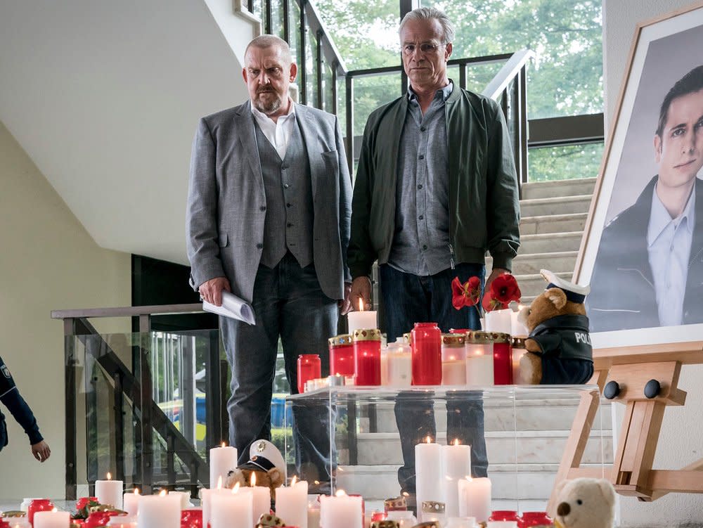 "Tatort: Kaputt": Freddy Schenk (Dietmar Bär, l.) und Max Ballauf (Klaus J. Behrendt) an dem Ort, an dem Kollegen ihrer Dienststelle an einen getöteten Beamten erinnern. (Bild: WDR/Thomas Kost)