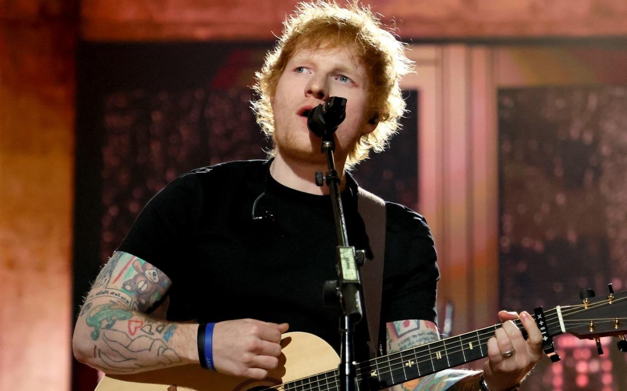 Sänger Ed Sheeran hat ein Album geplant, das nach seinem Tod erscheinen soll: "Ich möchte langsam dieses Album machen, das für den Rest meines Lebens 'perfekt' ist, und hier und da Songs hinzufügen", erklärte er dem Magazin "Rolling Stone". (Bild: 2022 Getty Images/Theo Wargo)