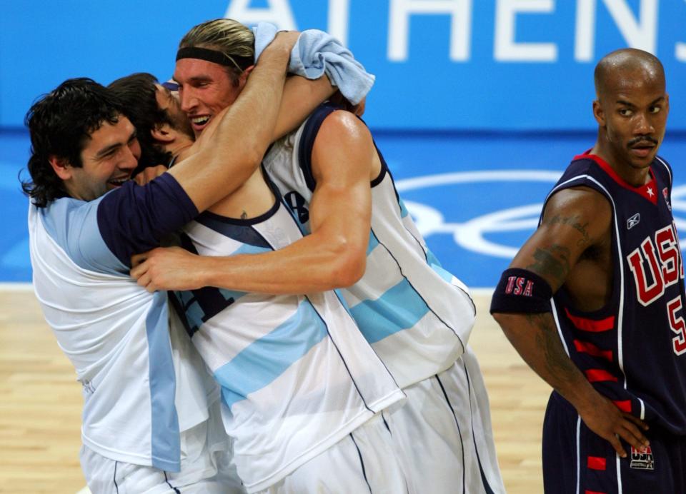 Argentina's Olympic basketball team celebrates their win in 2004