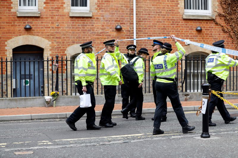 La policia cruza el cordón policial en la escena donde han ocurrido múltiples apuñalamientos en Reading, Reino Unido