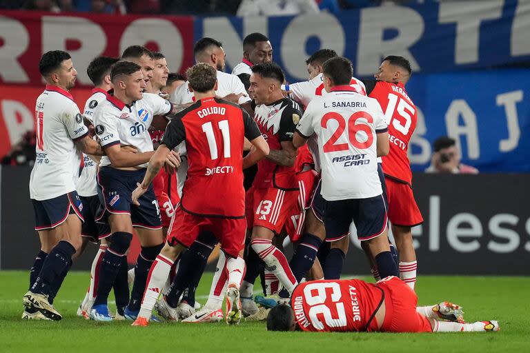 Aliendro yace en el piso, mientras jugadores de River y Nacional se empujan; clima caliente en el choque de Copa Libertadores en Montevideo