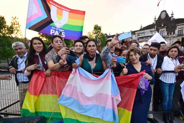 Delfina Gómez con simpatizantes de la comunidad LGBTQ+