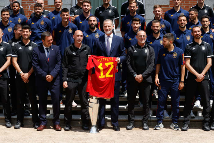 El Rey junto a la selección española de fútbol