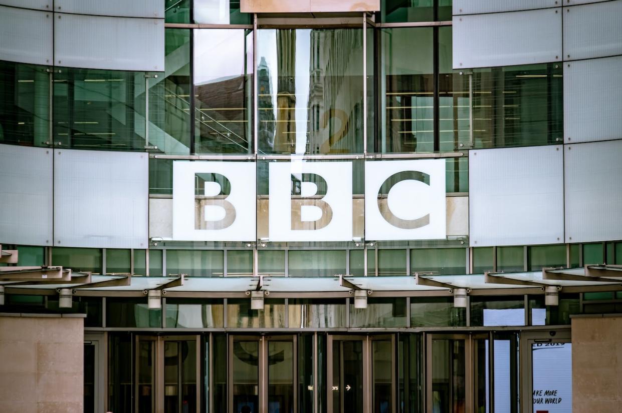 Sede central de BBC en Londres. <a href="https://www.shutterstock.com/es/image-photo/london-august-2020-bbc-british-broadcasting-1799270119" rel="nofollow noopener" target="_blank" data-ylk="slk:Shutterstock / William Barton;elm:context_link;itc:0;sec:content-canvas" class="link ">Shutterstock / William Barton</a>