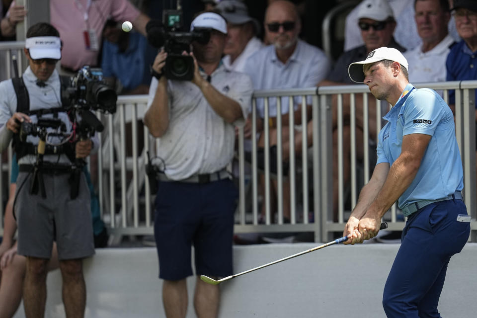 Viktor Hovland, of Norway, chips to the seventh green during the second round of the Tour Championship golf tournament, Friday, Aug. 25, 2023, in Atlanta. (AP Photo/Mike Stewart)