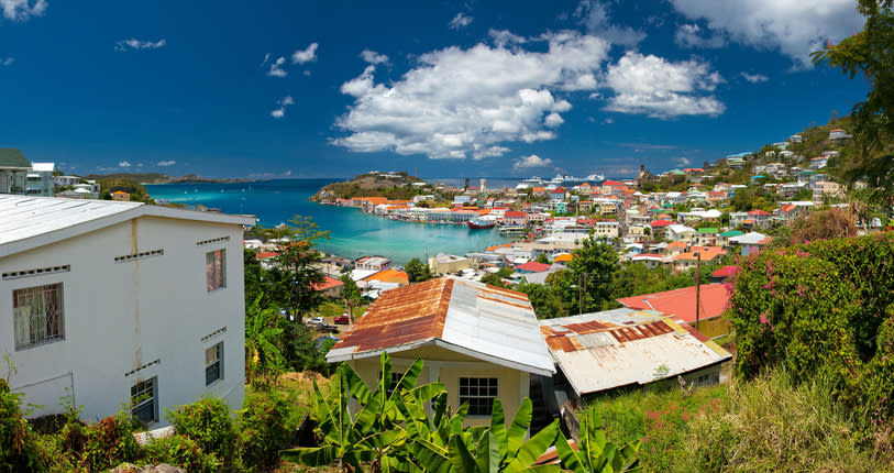 Ebenfalls in der Karibik, ebenfalls vergleichsweise günstig: Grenada. Wohlhabende Investoren können hier umgehend auf Steuervorteile hoffen, wenn sie 250.000 Dollar in eine neue Staatsbürgerschaft investieren. Das bunte Leben der quirligen Insel und azurblaues Meer gibt es gratis.