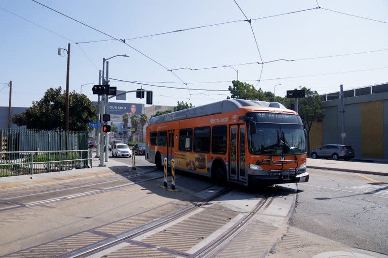 A Metro bus crosses train tracks in Los Angeles, California, US, on Tuesday, Oct. 17, 2023. - Photo: Eric Thayer. Bloomberg (Getty Images)