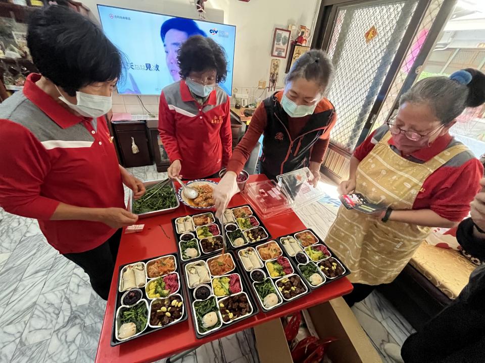 弘道萬丹站志工為長輩配置營養均衡美味年菜