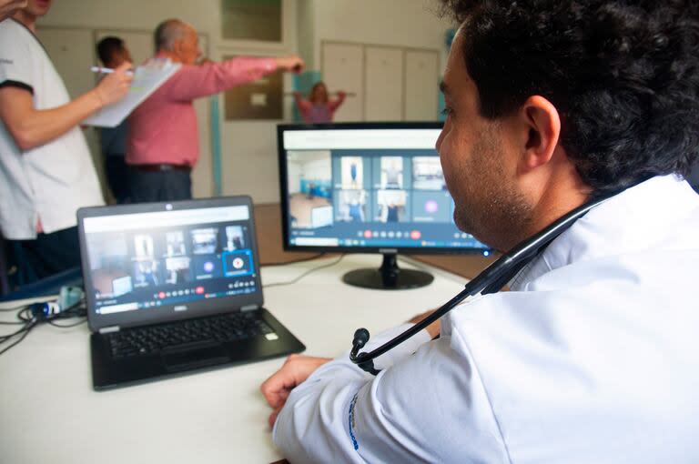 Ignacio Dávolos, coordinador de Rehabilitación Cardiovascular del Hospital de Clínicas, supervisa una clase con pacientes conectados a distancia