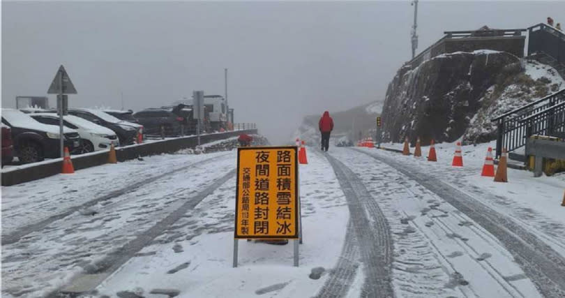 合歡山武嶺至合歡山松雪樓路段屬背陽面容易結冰，加上地勢陡巧，建議四輪傳動車加掛雪鏈通行避免「刁車」。（警方提供／楊靜茹南投傳真）