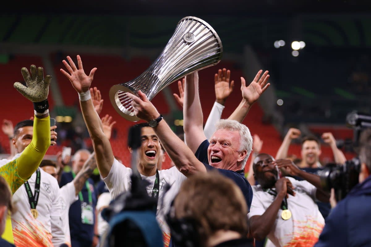 Happy Hammer: Moyes lifts the Europa Conference League trophy after his side’s last-gasp win against Fiorentina (Getty)
