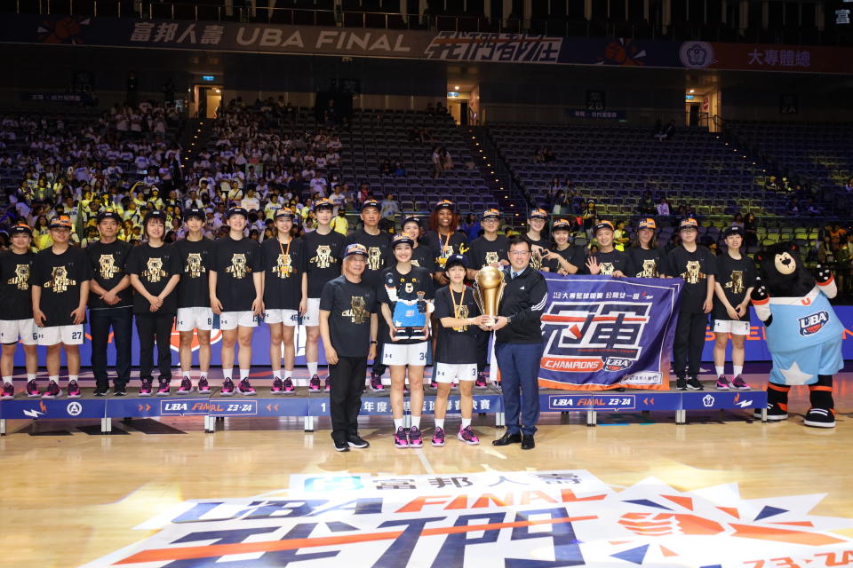 體育署鄭世忠署長（前排右1）頒發112學年度大專籃球聯賽公開一級女子組冠軍獎盃予世新大學。（體育署提供）